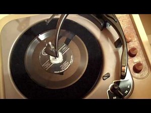 1950s Magnavox CP251M tube record player demonstration