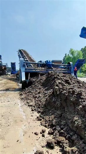 Conveyor belt factory on Instagram: "The traditional fuel forklift is OUT! Zero emission, low noise, green production, more peace of mind, intelligent remote control, flexible operation, double efficiency, greatly reduced maintenance cost, and much less electricity than oil! Flexible operation in narrow space, sand, stone, coal and grain all done! The electric age has come, and efficient environmental protection is king! # Electric scraper # Environmental protection equipment # Energy-saving bla