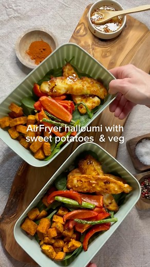 Crispy halloumi, roasted sweet potatoes & veggies = the perfect healthy lunch! 😍🔥 So easy, so delicious, and all made in the air fryer! Here’s how you can make it: PREP 5 minutes COOK 11 minutes SERVES 2 people KIT you will need a slow cooker Ingredients for air fryer halloumi & sweet potatoes X1 Medium size sweet potato ½ Pack halloumi 180g Asparagus X1 Red pepper Handful fresh spinach 1 tsp Paprika Oil spray To serve: 2 tbs Runny honey 1tsp Chilli flakes Method Start by peeling and chopping 