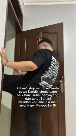 Fernando Redondo on Instagram: "Cewe cewe Katolik, plis lah… kalo gini terus aku jadi takut 🥺 #santaclaus #christmas #alliwantforchristmas #katolik"