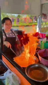 Selain menyanyi Shaa pun pandai memasak...oo...mesti sedap kan dia masak.. macamana sedap dia nyanyi... hehehee.. Ni kedai Kakak Shaa... bila sora tak sihat, Shaa p la tolong2 kak dia berniaga..lokasi Pida 3,Ayer Hitam,Kedah..sapa nak cuba masakan Shaa boleh la p cuba ya..hehe | Darulaman Buskers