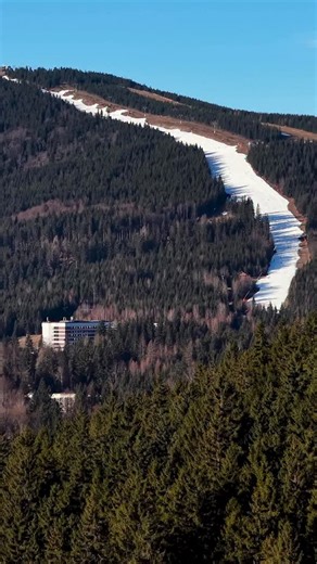 Skiareál Špindlerův Mlýn on Instagram: "Vydařený Špindl SkiOpening máme za sebou, a zasloužené Vánoce před sebou ❄️ Vánoční lyžovačka ve Špindlu není o spěchu. Je o radosti z jízdy, o pauze na něco dobrého z našich novinek například vynikající buchtičky se šódó na terase Restaurace Stadion, která prošla modernizací u skleničky v quattro BARU.🥂 Kam dále můžete po lyžovačce vyrazit najdete na našich stránkách (odkaz v biu). Přijeďte si užít Vánoce jinak — na svahu, bez stresu, s hlavou čistou a ú
