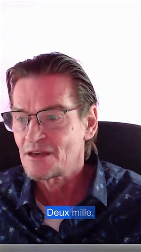 Années 2000 : quand 512 Mo de RAM, c’était « gros » Au tournant des années 2000, les PC grand public tournaient majoritairement sur des processeurs Intel Pentium III puis Pentium 4, avec des fréquences autour de 900 MHz à 1 GHz, tandis qu’AMD gagnait du terrain avec ses Athlon, souvent plus performants que les Pentium III sur les applications et les jeux de l’époque. La plupart des machines embarquaient 512 Mo de mémoire vive au mieux, les 1 Go de RAM restant encore rares, et les disques durs os