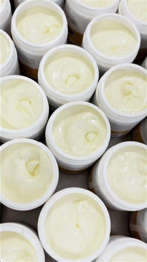 Nutrição intensa com óleos e manteigas naturais para deixar seus cachos com brilho.