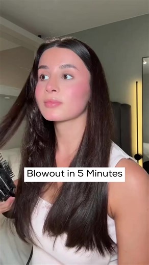 5-minute blowout using the Clara Volumizer & hot brush ✨ Easy hair hacks for simple glam and sleek looks, all in one tool. Perfect for busy mornings, soft volume, and smooth finishes. #HairHacks #BlowoutAtHome #VolumizingBrush #HotBrush #SleekHair c