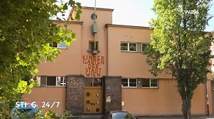17 reactions · 3 comments | Geschichten & News aus dem Gemeindebau gibt's in Stiege 24/7 mit Alex Scheurer, jeden Sonntag um 19.15 Uhr auf W24 - Das Stadtfernsehen oder im Livestream!  Am kommenden Sonntag geht es um den Kindergarten im Karl-Marx-Hof im 19. Bezirk.  | Wiener Wohnen | Facebook