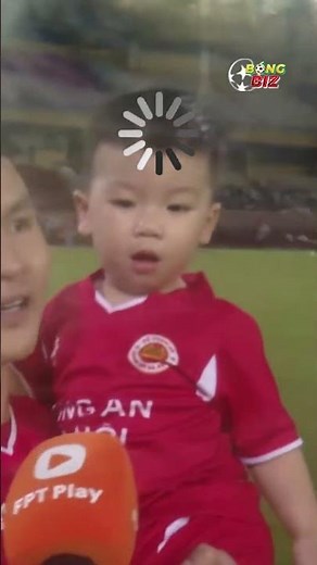 Ông con Lido của Quang Hải được bố dắt ra ăn mừng mà mặt ngơ ngác không hiểu kiểu gì 😁😁😁