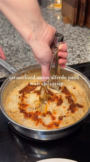 I make cooking content! cheesy caramelized onion alfredo pasta & chili crisp #recipe #cooking #pasta
