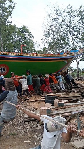 365K views · 2.8K reactions | If you are born poor, it is not your fault. If you die poor, it is your fault. (Jika kamu lahir miskin, itu bukanlah kesalahanmu. Jika kamu mati miskin, itu adalah kesalahanmu.) #ship #painting #Shipbuilding #Traditionalship #Sailingboat #Woodenship #makingboats #boat #ketek #kemangbejalu #jukung #tongkang #nelayan #palembang | Adi Atmanegara | Facebook