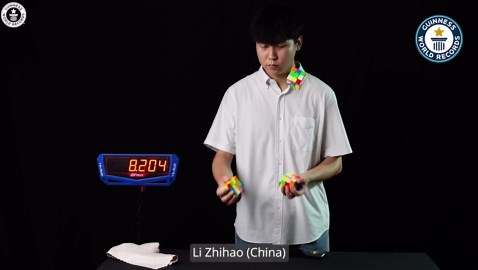 Young Chinese juggler amazes with rotating puzzle-solving skills