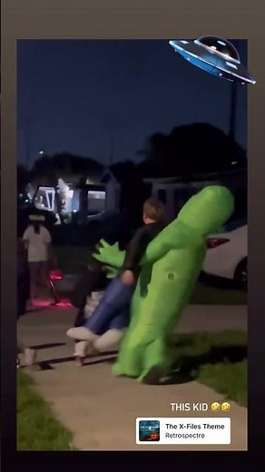 Best Halloween costume of 2025 🤣 #alien #alienabduction #halloween2025 #halloweencostume #lmao