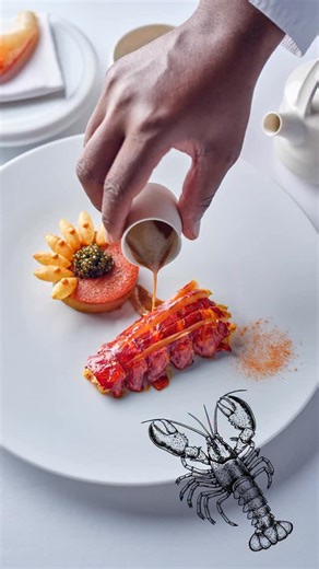 Groupe Bernard Loiseau on Instagram: "🦞De la Bretagne à la Côte-d’Or, le homard bleu entame son voyage gastronomique. ✨Sa queue, rôtie dans nos cuisines, révèle la tendresse iodée de sa chair. Sa pince croustille sous la tempura. Ses coudes se blottissent dans la pomme de terre boulangère. ✨Et la cardamome noire vient murmurer son histoire orientale dans la bisque onctueuse. 💫Une assiette où la mer dialogue avec la terre, où la tradition bourguignonne accueille les épices… . A découvrir à notr