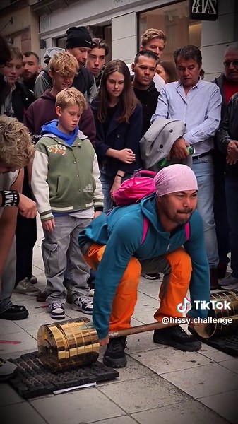 Street lifting: it looks easy… but is it? #lift #liftchallenge #viral #foryou #hissy #anatolypranks #gym #gymlife