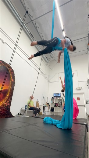 Aerial silks #aerial #silks #acrobatics #stunts #drops #yoga #excercise #fun #workout #flying #dance