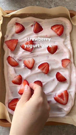 strawberry yogurt bark 🍓🍫