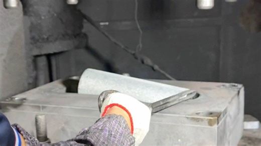 汽车摇臂锻造件，被4000吨锻压秒变成型