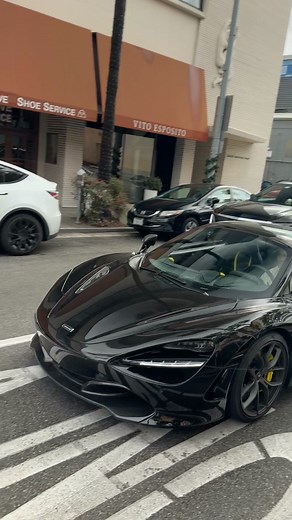 Matt Damon was spotted cruising through Beverly Hills in a McLaren 720S Spider, blending everyday calm with supercar drama. The twin-turbo V8 echoed off the storefronts as he rolled by, drawing every camera on the block. This drop-top spec looked right at home in BH, especially with that unmistakable McLaren silhouette. A rare celeb–supercar combo that actually lived up to the hype.#McLaren #carspex #fblifestyle | CarSpex