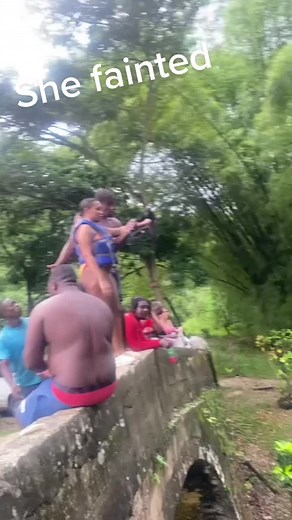 Girl faint while swinging at spainish bridge #fyp