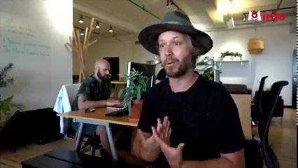 Une révolution agricole est possible! C'est ce que veut démontrer Jean- Martin Fortier. Il a fondé une micro-ferme bio intensive devenue un modèle du genre, il multiplie ces petites exploitations un peu partout dans le monde et propose des formations pour enseigner sa méthode. Derrière son look d'agriculteur très cool se cache un homme d'affaires avisé. 🎥 Reportage au Québec d'Antoine Bourdarias et Chloé Gibert. | M6 Info