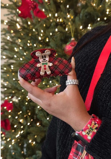 This claw clip was made for the gingerbread lovers ✨ #hair #clawclip #christmas #festive #holiday