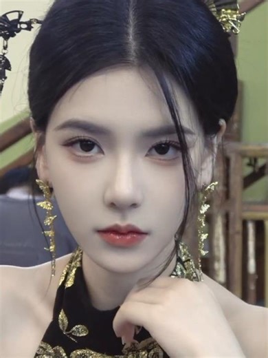 Side profile or front view #梅莉