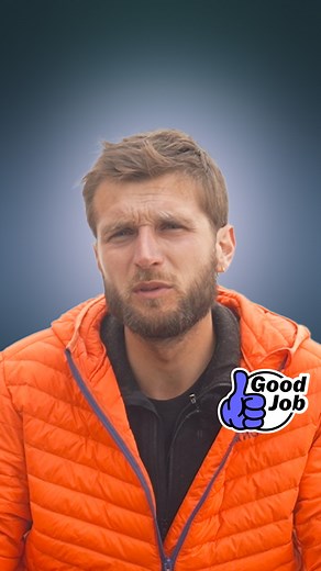 Lucas Davaze est glaciologue. Son bureau ? Les glaciers de haute montagne : il y emmène régulièrement des élèves pour les sensibiliser au réchauffement climatique, dont il voit les effets au quotidien. | Konbini news