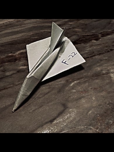 one of the best paper airplanes 😎🤑#foryoupage #CapCut #fastestplane #edit #carrot