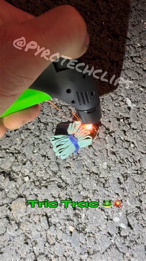 Pyrotechclips on Instagram: "Tric Trac (Jumping Jacks) 🐸💥 #fireworks #pyro #reels #feuerwerk #vuurwerk"