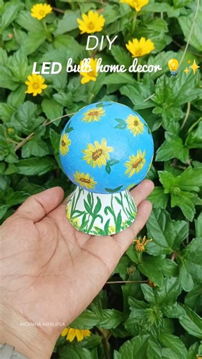 “Don’t Throw Old Bulbs 😳 Turn Them Into Art 💙🌻 #DIY #Upcycle #ArtShorts #Creative #Recycle”
