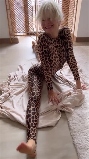 If I fit, I split ❤️ #flexytulla #hipflexibility #happyyogi #splits #middlesplits #boxsplits #backbendsplit #chinstand | Tulla Contortion