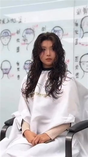 SS HAIR PERM SALON on Instagram: "Азийн beauty trend-д хүчтэй өсөж буй New Chinese perm 💆‍♀️✨ Хэт хиймэл буржгар биш — байгалийн мэт хөдөлгөөнтэй, эмэгтэйлэг долгио 🌿 Манай салонд ✨ Солонгосын AMOS брендийн уураглаг, premium бүтээгдэхүүнээр таны үсний онцлогт тохируулан, үсийг нэмж гэмтээхгүйгээр мэргэжлийн care-тэйгээр хийж үйлчилж байна. Химиэ хаана хийлгэх нь таны сонголт… Харин зөв техник, зөв бүтээгдэхүүн, зөв мэдрэмж бол жинхэнэ luxury ✨ 💬 2026 оны тренд долгиог туршиж үзмээр байвал “1”