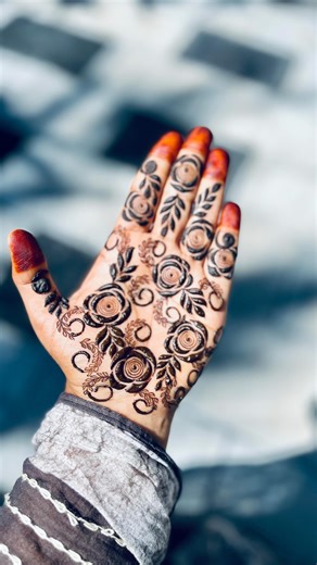 Fanuzin Shahid |Henna artist Trivandrum on Instagram: "#reelsinstagram #hennalovers😍😍 #hennaartisttrivandrum #trivandrumhennaartist #mehandi #trivandrum #bride"