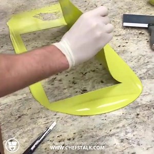 2.4M views · 6.2K reactions | Quick Chocolate deco technic without knife - Tutorial by Amaury Guichon via ChefsTalk www.chefstalk.com | Flavor Showdown | Facebook