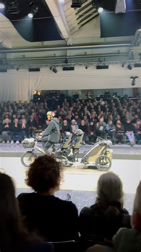 Cykelmagasinet on Instagram: "Thule har länge haft örat mot marken kring kommande trender och har sällan prickat fel. På en mäktigt scen i Malmö har de tillsammans med många av sina ambassadörer (tänk halva världens outdoorproffs) i dagarna visat upp kommande kollektioner. Om Thule har rätt är trenden att cykeln tar allt mer plats i vårt urbana liv. Ingen hoppas mer än vi att Thule har rätt 🚲👍🏻 @thule @thulestoregoteborg #bikeforfuture #bikeforlife #bringyourlife #bringyo