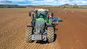 Fendt 936 Vario powering through a plowing job