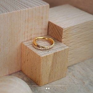 Das perfekte Piercing für dein Snug! Dieser kristallbesetzte Clicker lässt sich nicht nur super leicht öffnen und einsetzen, er sieht zudem auch noch umwerfend aus! Entdecke unser Sortiment in unserem Onlineshop. LINK FINDEST DU IN DER BIO #piercingline #piercinginspiration #piercingofinstagram #piercinglovers #piercingschmuck #lifestyleschmuck #ohrschmuck #clickerpiercing #ohrschmuckinspo | Piercingline | Facebook