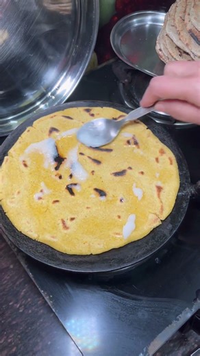 Makke ki roti se banaye laddoo #youtubeshorts #food #foodforfoodies #cookingshorts #ashortaday