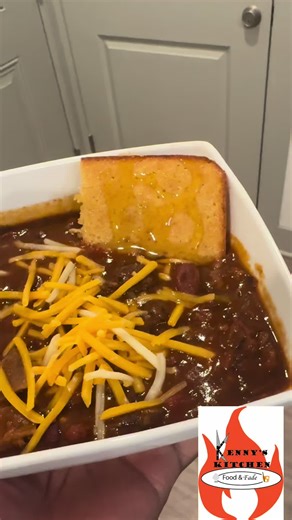 Snowing outside? Get snowed in with some Short rib chili 🫡 #fyp #chili #cookingtiktok #recipe #shortribs Ingredients: Habanero pepper Olive oil Beef broth Red wine Rosemary Kidney beans diced tomatoes Tomato paste Garlic W word sauce Onion powder Garlic powder Paprika Basil leaves Cumin Chili powder Green peppers White onion Short rib