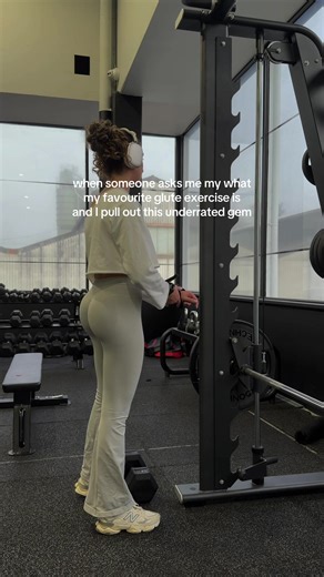 Why you should NOT skip b-stance RDLs for the shelf 🍑🍑 1. Glute isolation > ego lifting Your front leg does all work creating more tension and glute loading 2. Deep stretch = growth Offset stance lets you hinge deeper, which is the biggest driver of glute growth 3. Fixes muscle imbalances Training each side inidividuallly prevents one dominant glute from taking over 4. Better stability mind-muscle connection More stable than single leg and being able to hold onto something (unlike regular RDLs