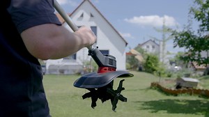 Mit unseren Motorhacken lockerst du nicht nur den Boden auf und machst ihn aufnahmebereit für Pflanzen und Saatgut sondern mit ihnen lassen sich auch effizient Häckselgut, Humusdünger oder Torf in die Erde einarbeiten ‍ Also nutze die Herbsttage, um Deine Beete umzugraben und den Boden aufzulockern!  Entdecke unser Bodenhacken-Sortiment  https://bit.ly/al-ko_motorhacken | AL-KO Gardentech | Facebook