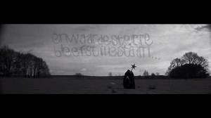 Voor elke Vlaamse film die de voorbije decennia in de bioscoop een groot publiek vond, zijn er helaas ook altijd verschillende titels die tussen de mazen van het net glipten. Of dan toch in eigen land, want veel ervan hadden geen enkele moeite om internationaal te scoren. Op prestigieuze festivals als Cannes, Berlijn, Venetië en Sundance, bijvoorbeeld. In het kader van de expo ‘Het wonder is geschied!’ geven we wekelijks een #filmtip mee die de diversiteit van de Vlaamse cinema onderstreept: de 