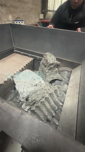 The shredding effect of waste aluminum briquettes by the hydraulic single-shaft shredder#S