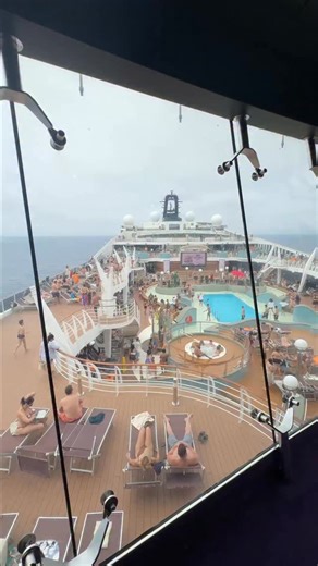 Melhores Destinos | Viaje mais gastando menos on Instagram: "😍🛳️ Você também acha que fazer um cruzeiro é coisa de milionário? Pois eu descobri que não é bem assim. Passei três noites no MSC Preziosa, saindo de Santos, com parada em Búzios, e foi uma das experiências mais completas que já vivi. O navio tem piscina, cassino, cinema 4D, shows, comida boa o tempo todo e aquele visual do mar que parece não ter fim. O melhor? Já dá pra encontrar pacotes de cruzeiros de 3 noites a partir de R$ 1.600