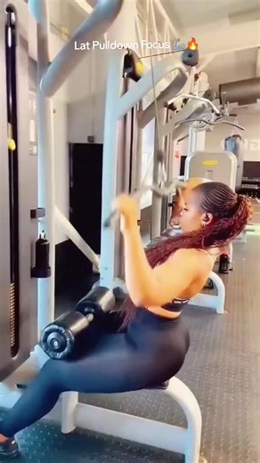 Lat Pulldown Focus: Full Stretch and Controlled Squeeze Guide