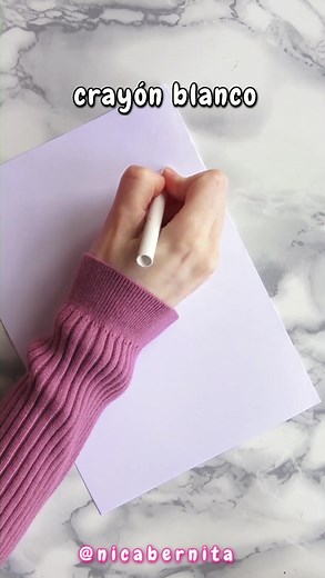 Cómo hacer letras creativas a mano para los títulos de tus cuadernos, carteles y apuntes. Idea de alfabeto con crayón blanco y rotuladores lavables (con tinta a base de agua). #letrasbonitas #titulosbonitos #títulosbonitos #títulosaesthetic #apuntesbonitos #apuntes #lettering #crayonart #crayones