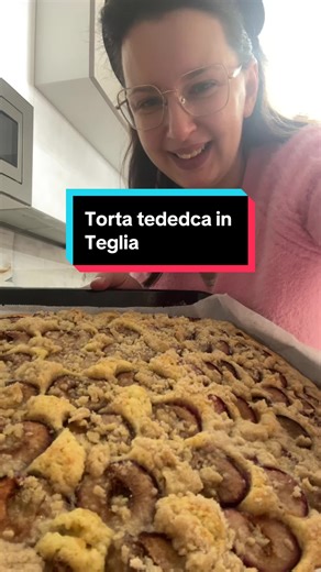 ✨ ZWETSCHGENKUCHEN – Torta alle susine con crumble alla cannella (La torta tedesca che profuma di casa 🤍) Soffice sotto, succosa al centro e croccante sopra… impossibile resistere! 🧈 Per l’impasto: \t•\t175 g burro morbido \t•\t175 g zucchero semolato \t•\t1 pizzico di sale \t•\tEstratto di vaniglia q.b. \t•\t2 uova intere \t•\t175 ml latte \t•\t350 g farina 00 \t•\t1 bustina di lievito per dolci \t•\t800 g di susine 👉 Puoi sostituire le susine con mele, pere o altra frutta a piacere. ⸻ 🍂 Pe