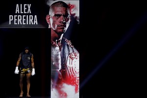 What is Alex Pereira's kickboxing record?