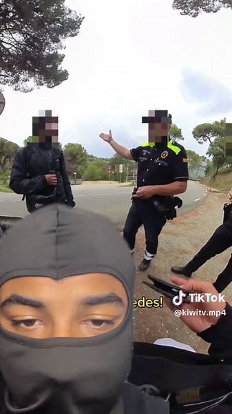 Il avait même pas vu que c’était un simple trottinette 🤣💀🛴#devinelapersonne #trottinette #trotinetteelectrique #police