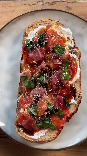 Une tartine prête en 3 minutes ! Simple et parfait pour impressionner à l’apéro 👀 Tu veux essayer ? 👨‍🍳 Ingrédients : Une tranche de pain de campagne Une burrata Des tomates cerises Une barquette de jambon de parme Quelques feuilles de basilic De l’huile d’olive Herbes de provence Une cuillère à café de vinaigre de balsamique Préparation : Verser un filet d’huile d’olive dans une poêle. Faire revenir les tomates cerises et assaisonner. Écraser la burrata sur la tartine. Ajouter les tomates ce