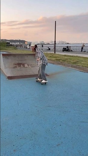 スケボーで初めてフェイキーターンにチャレンジ。中学生男子の教え方が優しくて上手でやる気出たぞ！BMXと動きが似てる気がする。#うみかぜ公園 #スケボー